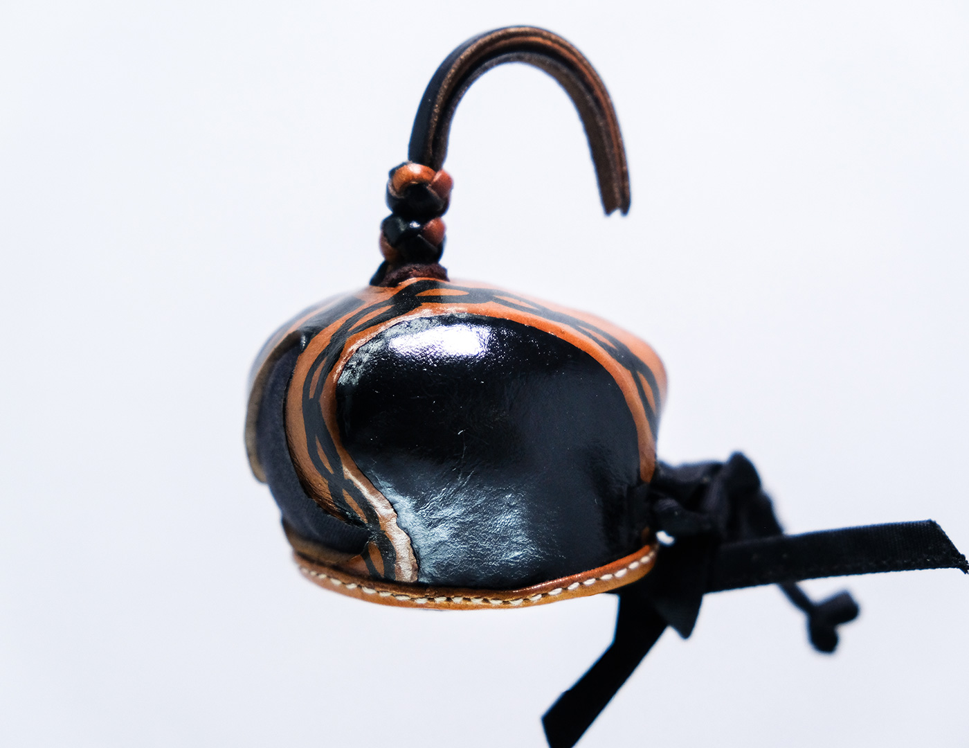 Caperuza de cuero negro y naranja con diseño frontal para halcones 