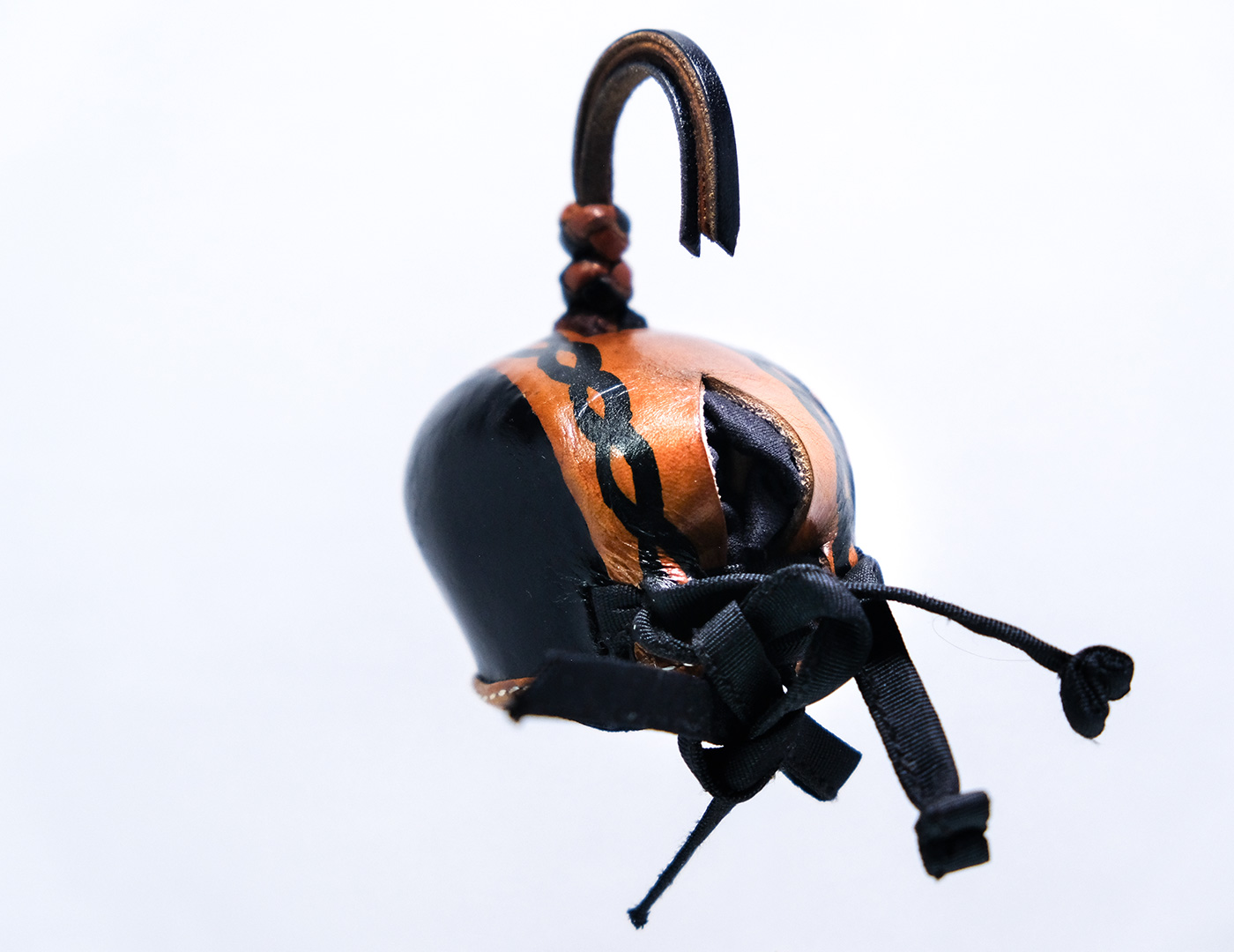Caperuza de cuero negro y naranja con diseño frontal para halcones 