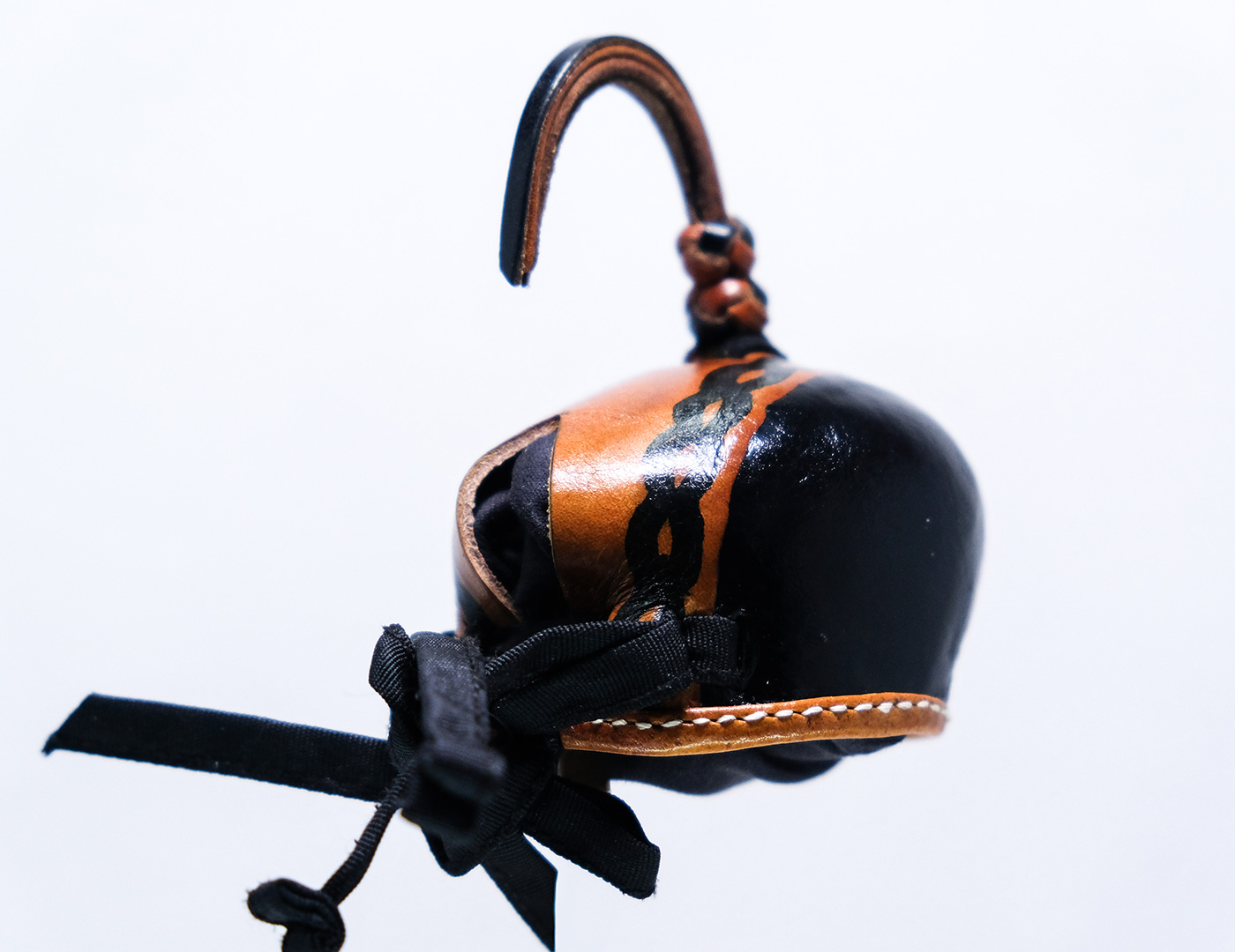 Caperuza de cuero negro y naranja con diseño frontal para halcones 
