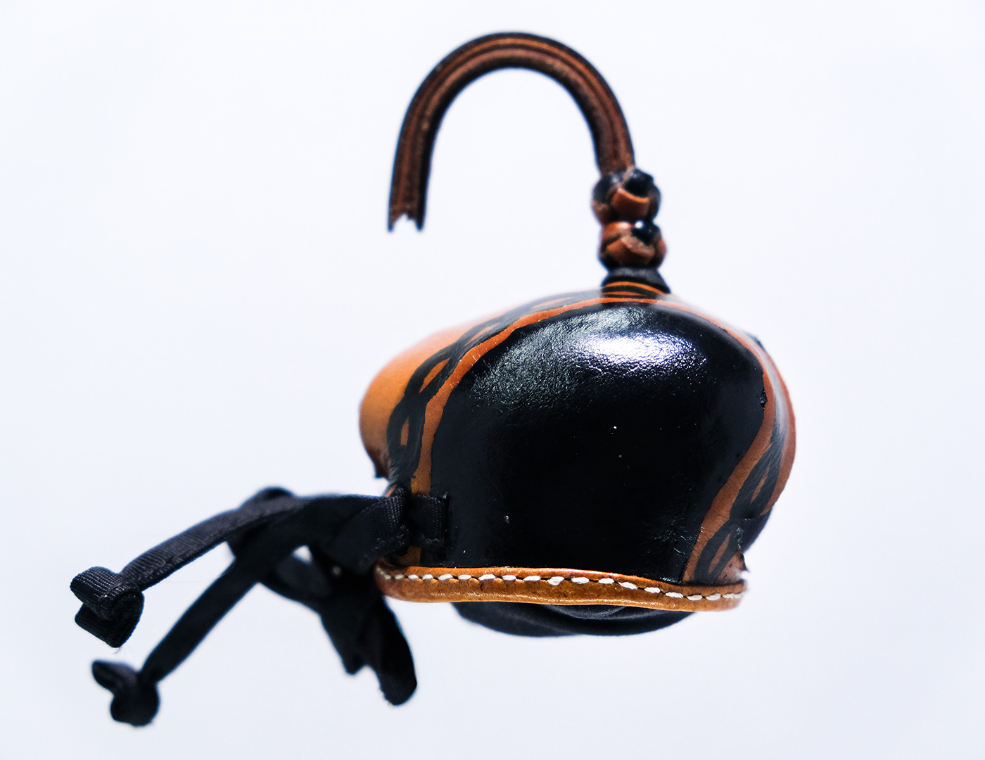 Caperuza de cuero negro y naranja con diseño frontal para halcones 