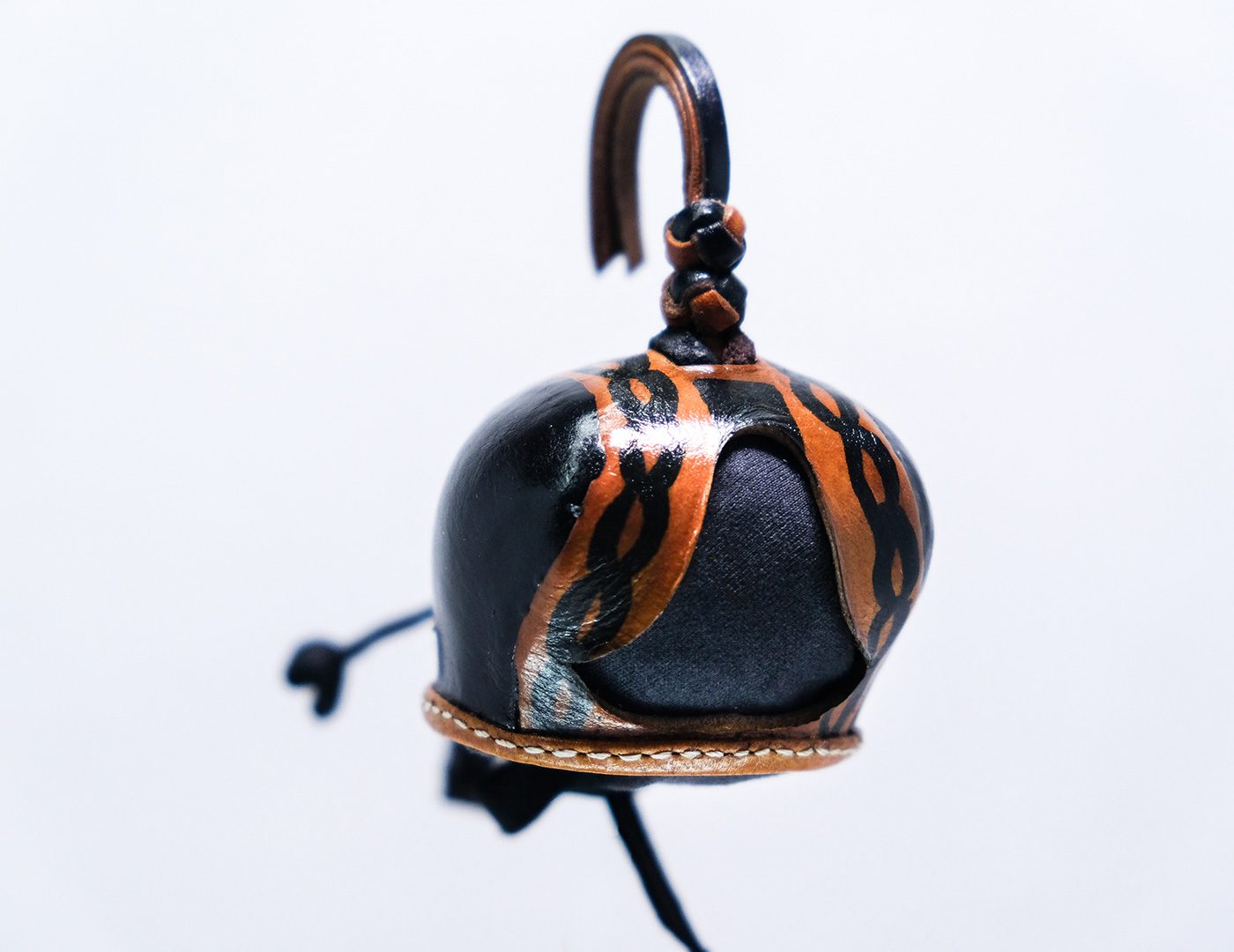 Caperuza de cuero negro y naranja con diseño frontal para halcones