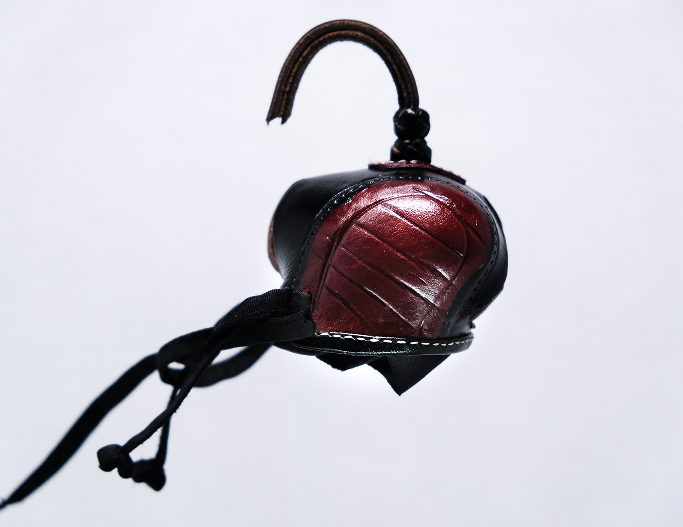 Caperuza de cuero Negro y rojo para halcones 