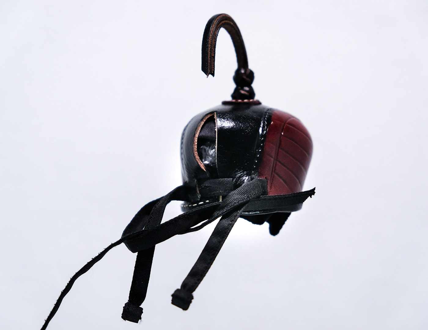 Caperuza de cuero Negro y rojo para halcones 
