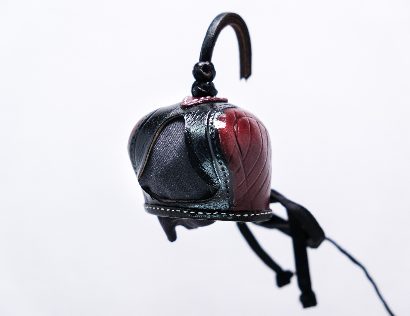 Caperuza de cuero Negro y rojo para halcones 